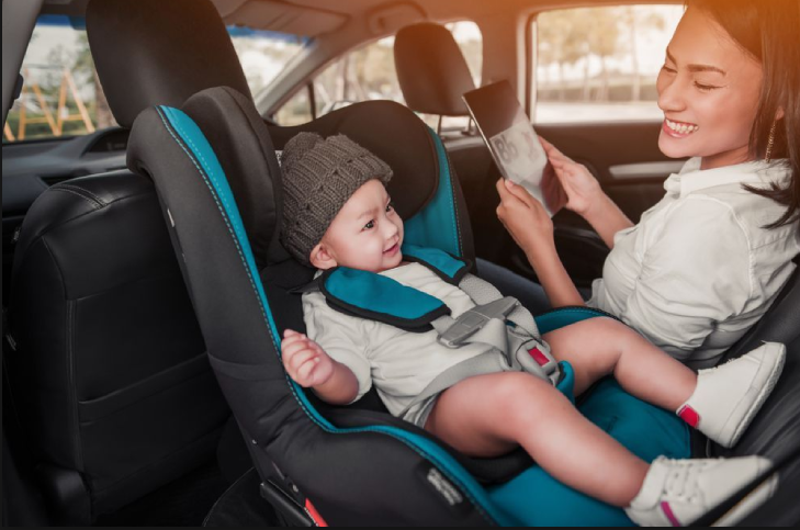 Kiểm tra tiêu chuẩn an toàn của ngồi ô tô cho bé