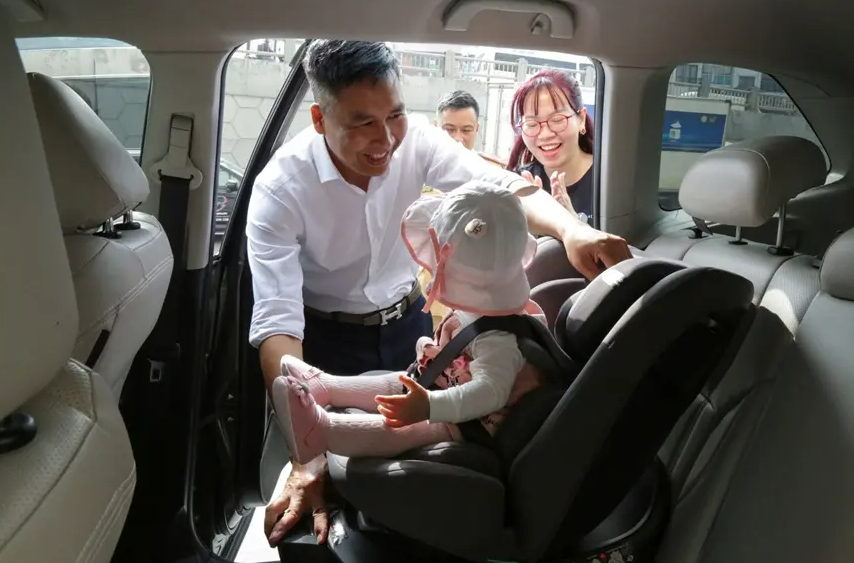 Chọn ghế ngồi ô tô cho bé có hệ thống lắp đặt chắc chắn