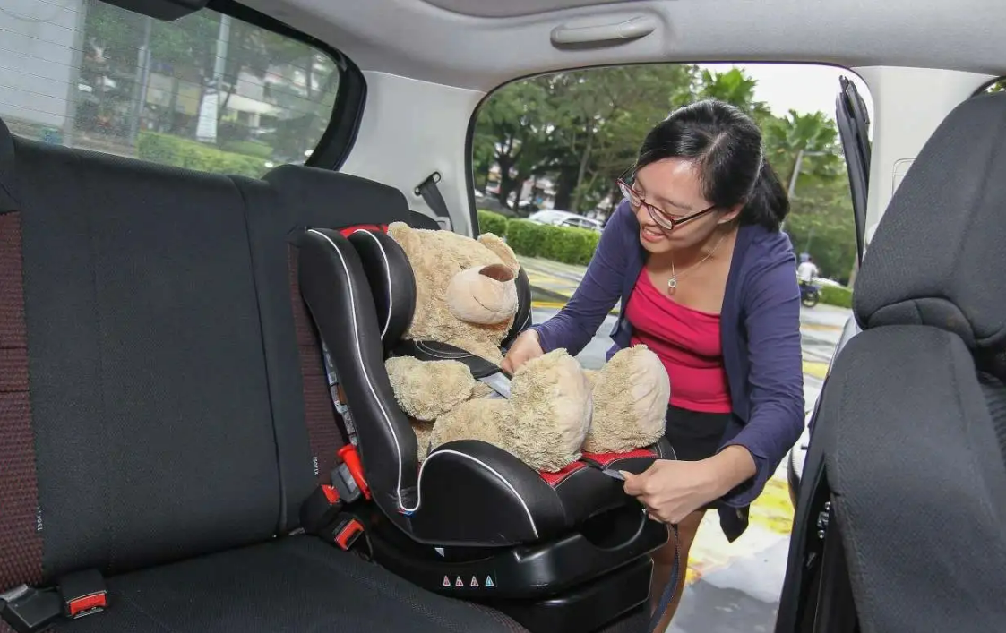 ghế ngồi oto cho bé dễ dàng lắp đặt