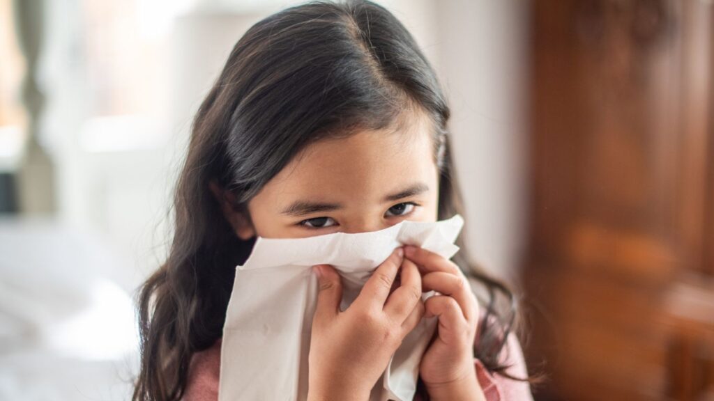 Bé dễ bị cảm cúm khi giao mùa xuân hè