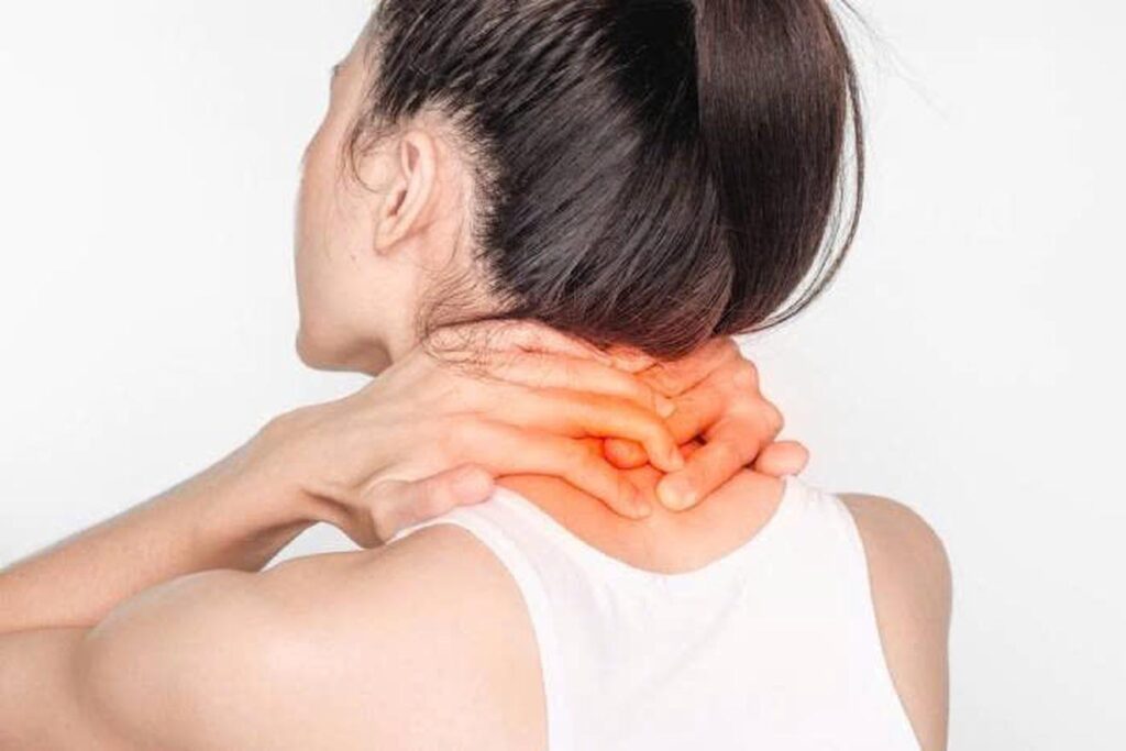 Thoái hóa đốt sống cổ dẫn đến đau vai gáy