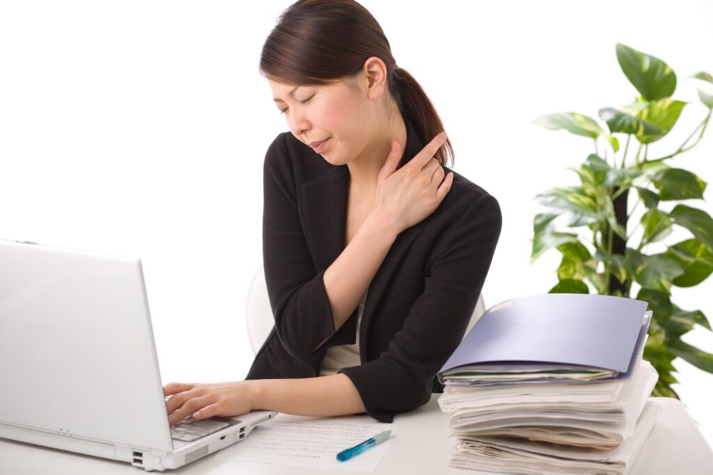 Ngồi sai tư thế – Kẻ thù của đau vai gáy