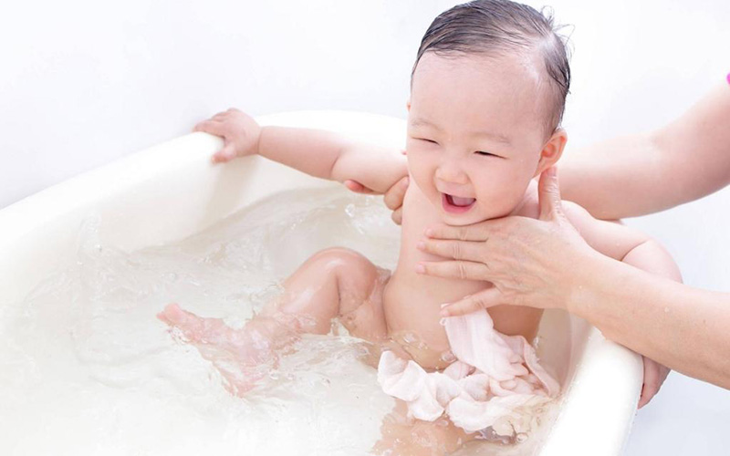 Bí Kíp Chống Hăm Tã & Rôm Sảy Cho Bé Mùa Nắng Nóng