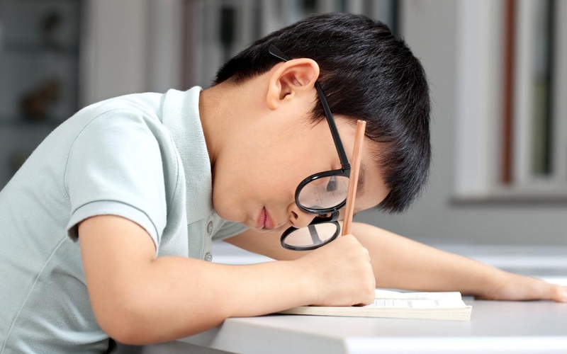 Trẻ ngồi học sai tư thế ảnh hưởng đến thị lực
