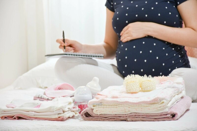 Mẹ bầu sinh con đầu lòng nên chuẩn bị gì?