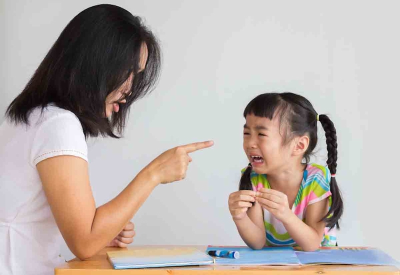 Khủng Hoảng Tuổi Lên 2 Khi Ra Ngoài